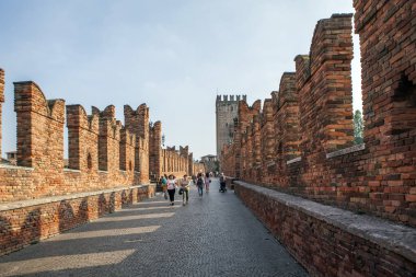 Adige Nehri üzerindeki Saliger Köprüsü. Verona, İtalya. Çekim tarihi 11 Eylül 2018