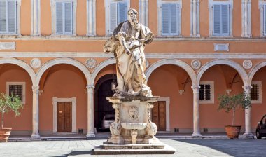 Başpiskoposun sarayının avlusunda Musa 'nın heykeli. Pisa. İtalya. Çekim tarihi 12 Eylül 2018