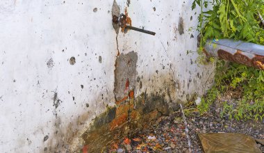 Maden şifalı su kaynağından akar. Sanatoryum 