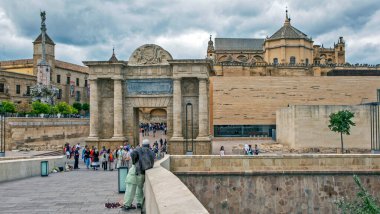 Cordoba Katedrali Camisi, Roma Köprüsü ve Köprü Kapısı. Cordoba, İspanya. Çekim tarihi 29 Mayıs 2013.