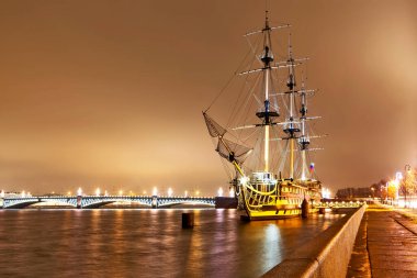 Akşam, Neva, Petrovskaya seti, fırkateyn Grace ve Trinity Köprüsü 'nün yeni yıl manzarası. St. Petersburg 'da. Rusya (2017)