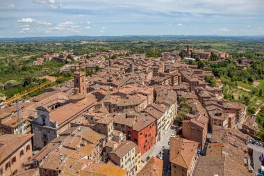Tepeli çatılar ve hindi manzaralı Ankara binaları