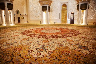 ABU DHABI, BİRLİK ARAB EMIRATES - 22 Aralık 2014: Sheikh Zayd Camii 'ndeki Halı Fotoğrafı