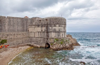 DUBROVNIK, CROATIA - MAYIS 04, 2019: Batı Limanı ve Bokar Kalesi.