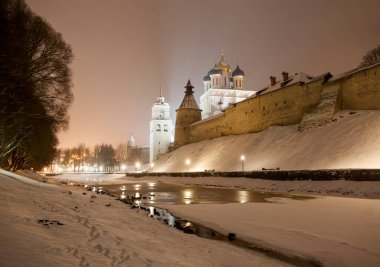 Gece Krom (Kremlin), Trinity Katedrali ve Pskov Nehri. Kış manzarası. Pskov. - Rusya. Çekim tarihi 21 Aralık 2018