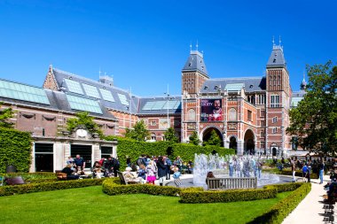 AMSTERDAM, NETHERLANDS - 3 Mayıs 2018: Bahçe fotoğrafı ve Rijksmuseum 'daki çeşme.