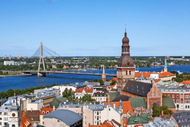 RIGA, LATVIA - 22 AĞUSTOS 2018: St. Peter kilisesinin kulesindeki şehir manzarası fotoğrafı.