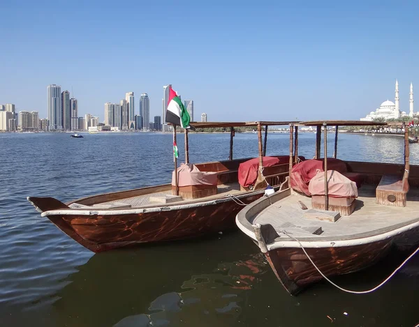 Barcos Abra Com Vista Para Lagoa Khalid Sharjah Emirados Árabes — Fotografia de Stock