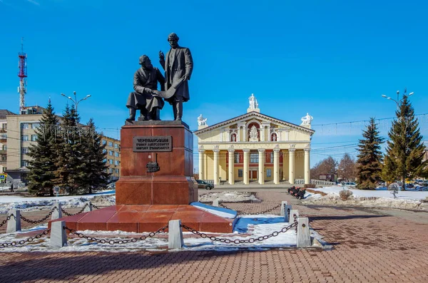 Nizhny Tagil Rusia Noviembre 2018 Foto Del Monumento Cherepanov Edificio —  Fotos de Stock