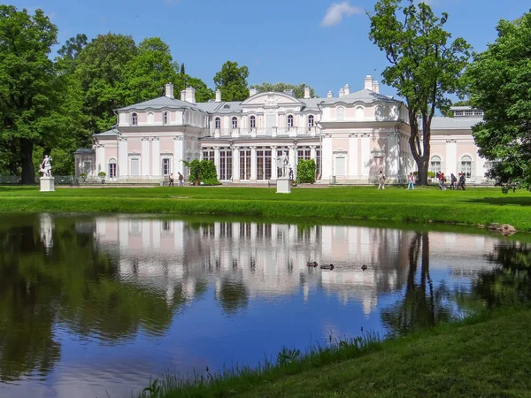 Edifício Palácio Chinês Refletindo Água Lago São Petersburgo Rússia — Fotografia de Stock