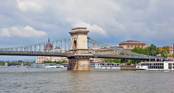 Здания Будапешта Мост Через Реку Облачным Небом — стоковое фото
