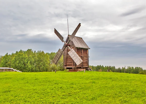 緑の屋外のシーンで古い木製の風車 — ストック写真