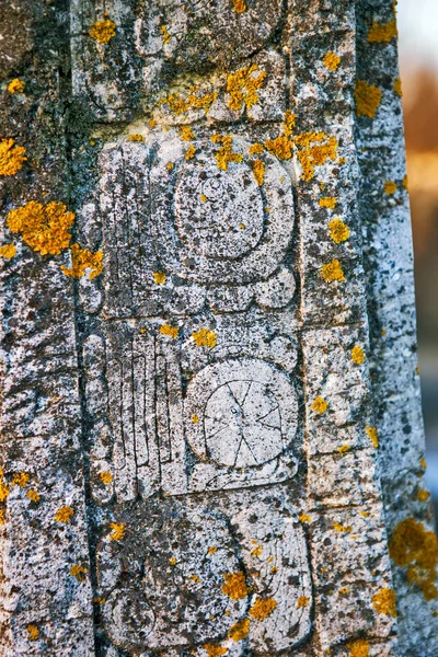 歴史家の墓の記念碑 言語学者 マヤのスクリプトデコーダユーリ バレンチノヴィチKnorozov コバレヴォの村だ レニングラード地方 ロシア日付2015年12月27日 — ストック写真