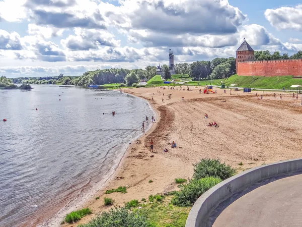 Plaża Kremlowska Pobliżu Murów Nowogrodzkiego Kremla Nad Brzegiem Rzeki Volchowa — Zdjęcie stockowe