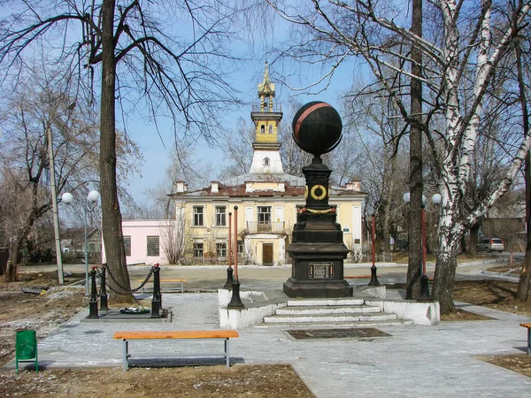 1918年に死んだ最初の革命家の記念碑と大衆墓と村議会の建物 19世紀の前の最も古い政権 セトレーション ヴェルフ ネヴィンスキー スヴェルドロフスク地方 2012年4月22日 — ストック写真