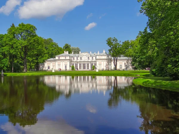 Çin Sarayı binası göl suyuna yansıyor, Saint Petersburg, Rusya