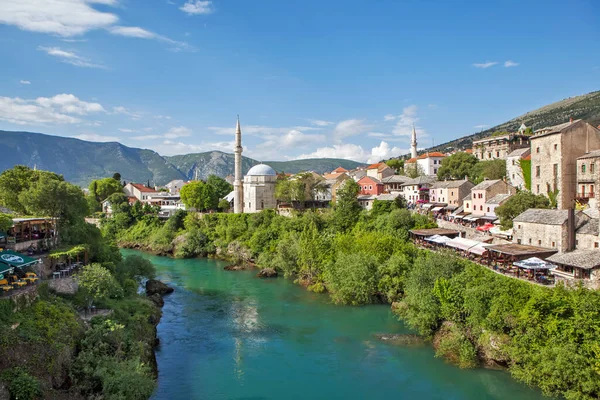 Mostar Bosnia Herzegovina Maj 2019 Zdjęcie Malowniczego Krajobrazu Wzdłuż Rzeki — Zdjęcie stockowe