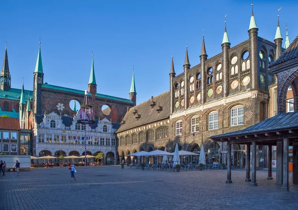 Plaza Del Mercado Ayuntamiento Con Pinchos Lubeck Alemania Fecha Rodaje — Foto de Stock