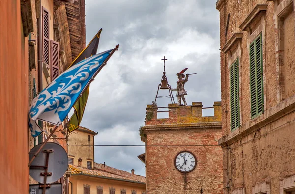Palazzo塔 有Pulcinella的身影 老城市 蒙普西诺意大利 射击日期2014年5月4日 — 图库照片