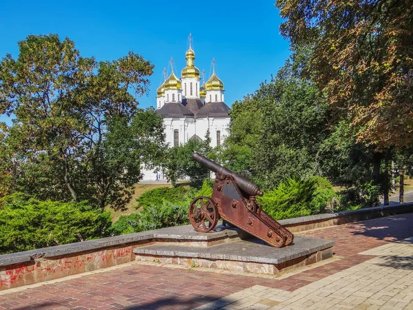 Пушка Вэл Фоне Церкви Екатерины Чернигов Украина — стоковое фото