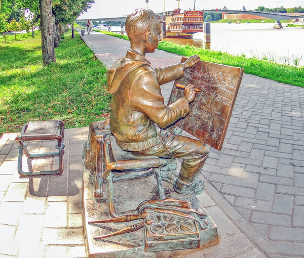 Рисователь. Скульптура на набережной Александра Невского. Великий Новгород. Россия. Дата съемки 10 августа 2013