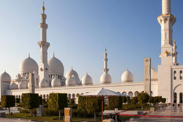 Greenery Front Sheikh Zayed Mosque Blue Sky Abu Dhabi Uae — Stock Photo, Image