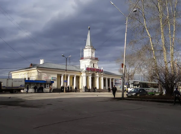 50年代の建築物 鉄道駅ビルだ バスステーション セヴェロラスク スヴェルドロフスク地方 ロシア撮影年月日2012年10月9日 — ストック写真