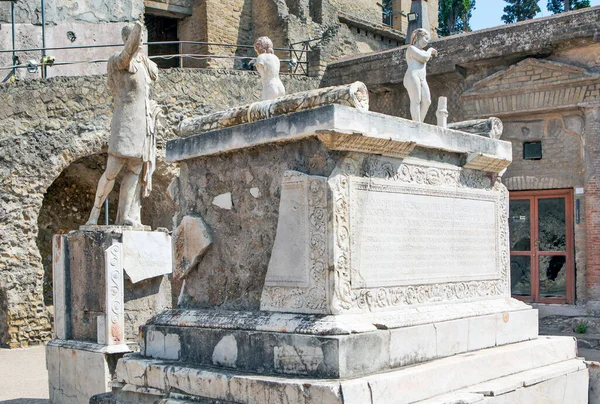 大理石の祭壇とその背後には マーカス ノニア バルバの総督の像があります ヘルクラネウムの古代都市 エルコラノ イタリア — ストック写真
