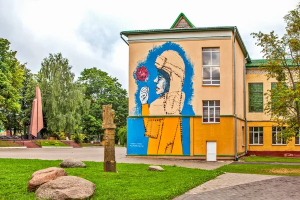 Esculturas Madeira Fundo Desenho Final Edifício Escola Kamenets Belarus Data — Fotografia de Stock