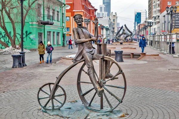 Denkmal Für Den Erfinder Des Fahrrads Artamonov Der Weiner Fußgängerzone — Stockfoto