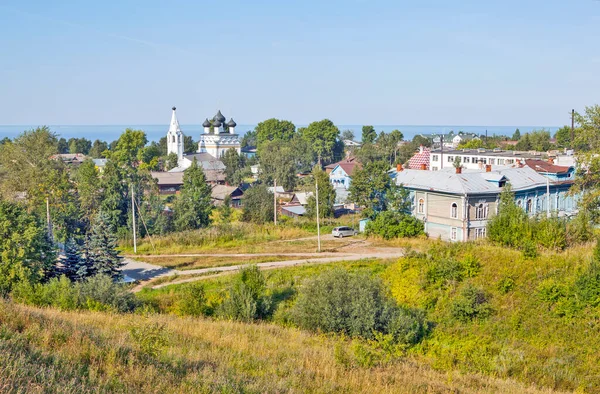 城市风景秀丽 俯瞰着白湖岸边仁慈的救世主教堂 Belozersk Vologodskaya州 2018年8月2日拍摄日期 — 图库照片
