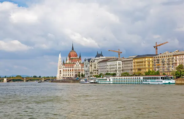 Budapest Byggnader Och Flod Molnig Himmel — Stockfoto