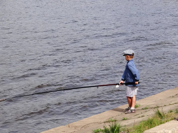 Niño Pequeño Pescador Orillas Del Río Volkhov Velikiy Novgorod Russia — Foto de Stock
