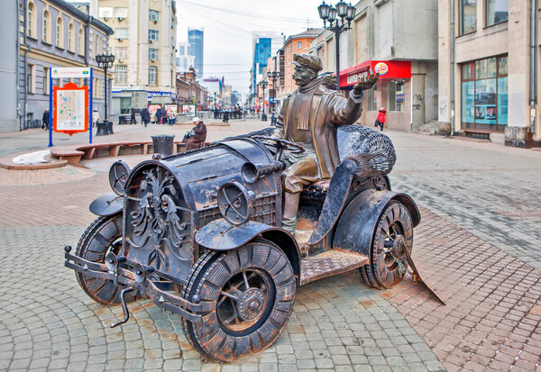 ЕКАТЕРИНБУРГ, РОССИЯ - 5 февраля 2018 года: Фото скульптурного автомобилиста на пешеходной улице Вайнер.