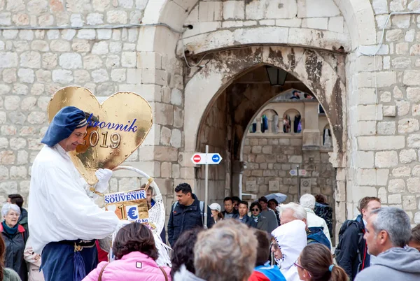 Dubrovnik Croazia Maggio 2019 Foto Venditore Souvenir Abiti Nazionali Sullo — Foto Stock