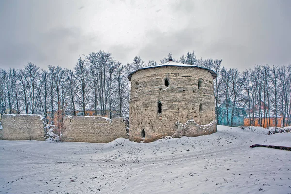 冬に放棄された古い木の要塞 — ストック写真