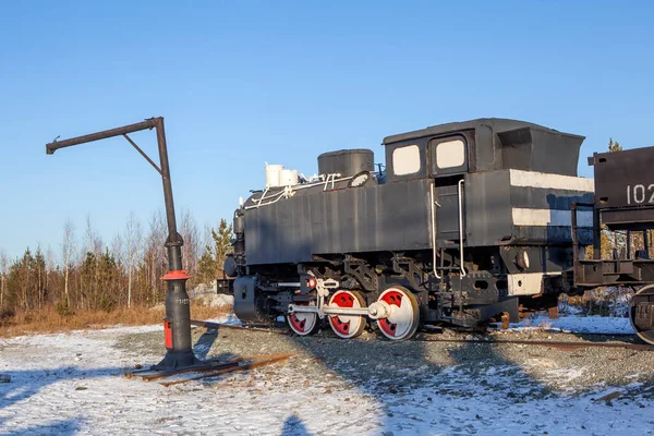 ワゴン付き蒸気機関車 Vysokogorsk鉱山および加工工場 ニジニ タギルの展望デッキでの鉱山機械の展示 ロシア撮影日2017年11月27日 — ストック写真