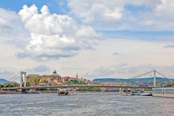 Budapest Gebouwen Rivier Onder Bewolkte Hemel — Stockfoto