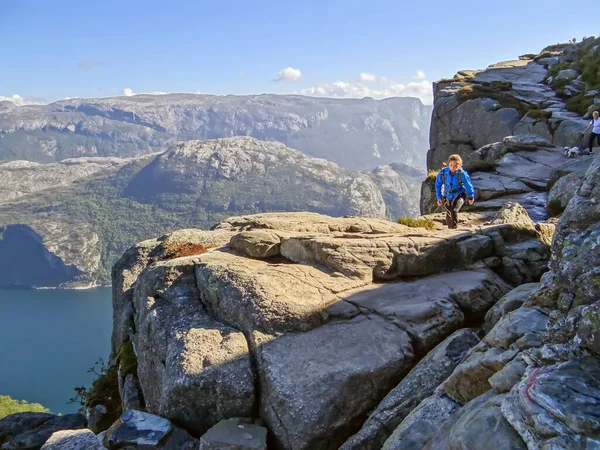 Los Turistas Descienden Cima Pulpit Rock Preikestolen Noruega Fecha Rodaje —  Fotos de Stock