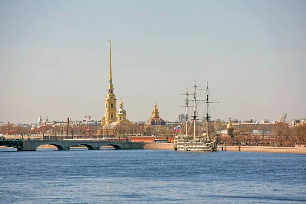 Символы Санкт Петербурга Троицкий Мост Петропавловская Крепость Фрегат Грейс Нева — стоковое фото