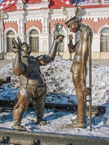 Escultura Caminos Sobre Fondo Del Edificio Antigua Estación Tren Ekaterinburg — Foto de Stock