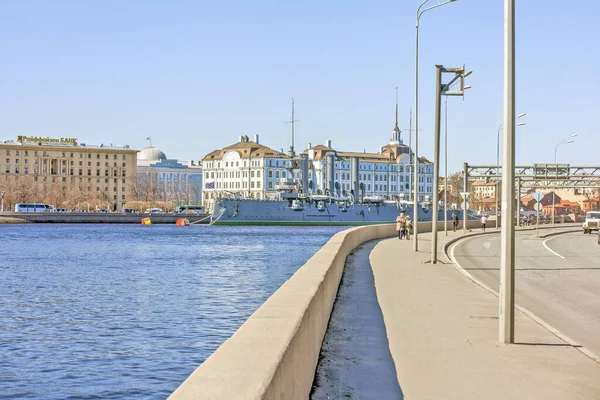 ピロゴフスカヤ堤防とオーロラ巡洋艦 サンクトペテルブルク ロシアだ 撮影年月日2019年4月18日 — ストック写真