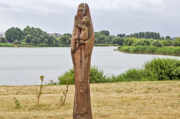 Wooden Sculpture Woman Child Bank Pond Nesvizh Belarus Date Shooting — Foto de Stock