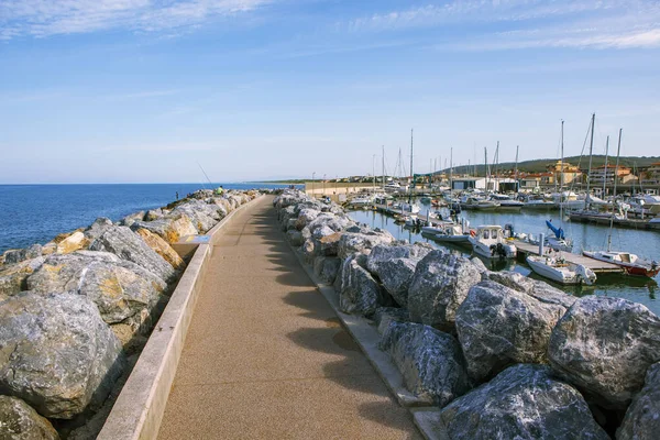 Een Pier Gemaakt Van Steen Beton Platen Als Een Wandelgebied — Stockfoto