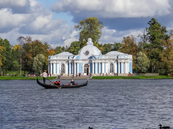 Gondole Devant Pavillon Grotte Catherine Park Ville Pouchkine Saint Pétersbourg — Photo