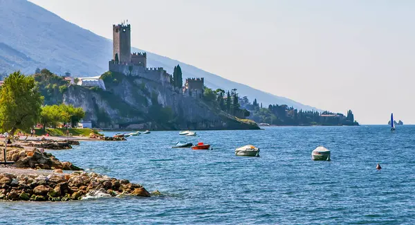 太陽の光の下で岩の上にScaligero城 シルミオーネ イタリア — ストック写真