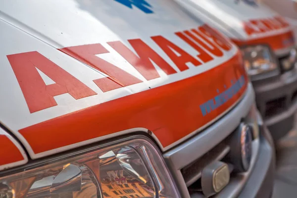 Ambulansın arabasına yazıIı ambulans. Lucca. İtalya. Çekim tarihi 18 Eylül 2018