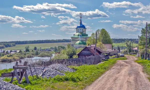 Vista Del Fiume Con Chiesa Case Villaggio Aramashevo Russia — Foto Stock