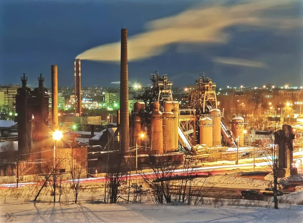 Besneeuwde Nizhny Tagil Scene Met Fabriekspijpen Nachts Verlicht — Stockfoto