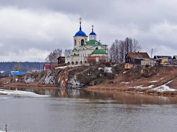 Храм Имя Георгия Победоносца Скале Над Рекой Чусовая Деревня Слобода — стоковое фото